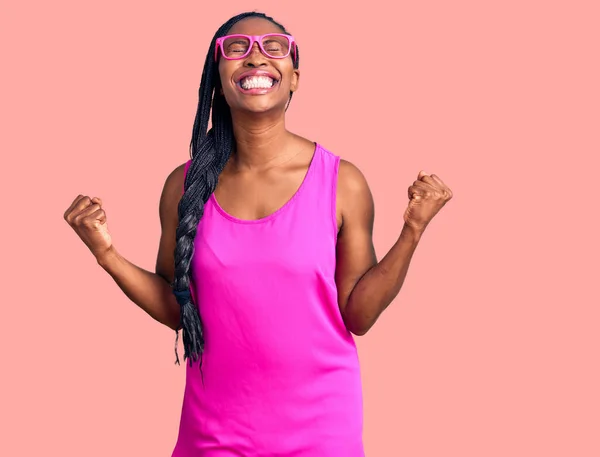 Jonge Afro Amerikaanse Vrouw Casual Kleding Bril Erg Blij Enthousiast — Stockfoto