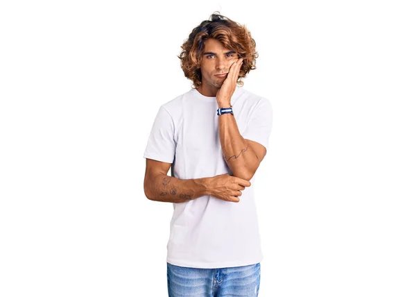 Jeune Homme Hispanique Portant Shirt Blanc Décontracté Pensant Fatigué Ennuyé — Photo