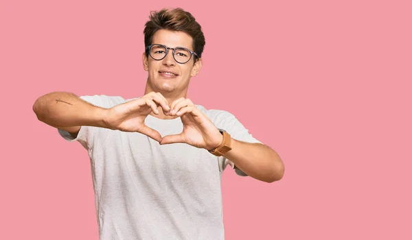 Hombre Caucásico Guapo Con Ropa Casual Gafas Sonriendo Amor Haciendo — Foto de Stock