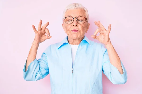 Senior Vacker Kvinna Med Blå Ögon Och Grått Hår Bär — Stockfoto