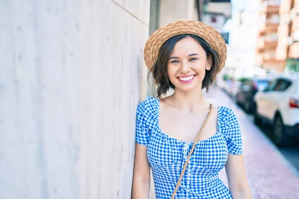 Giovane Bella Ragazza Sorridente Felice Appoggiata Muro Strada Della Città — Foto Stock