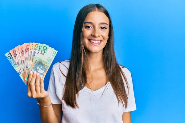 Młoda Latynoska Kobieta Trzymająca Australijskie Dolary Wyglądająca Pozytywnie Szczęśliwie Stojąca — Zdjęcie stockowe