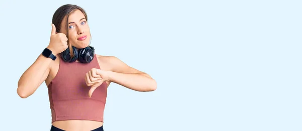 Prachtige Blanke Jonge Vrouw Draagt Sportkleding Gebruikt Koptelefoons Die Duimen — Stockfoto