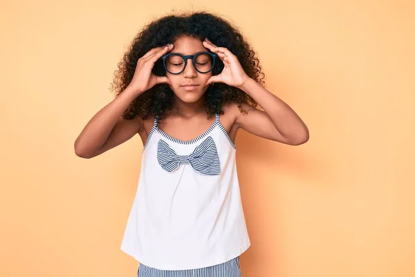 Afrikanskt Amerikanskt Barn Med Lockigt Hår Avslappnade Kläder Och Glasögon — Stockfoto
