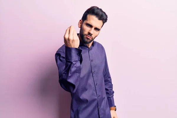 Jovem Homem Bonito Com Barba Vestindo Camisa Casual Fazendo Gesto — Fotografia de Stock