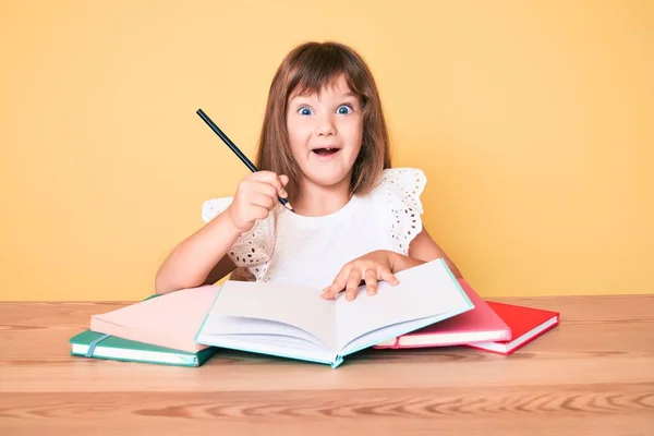 Uzun Saçlı Okul Sınavına Çalışan Beyaz Bir Kız Çocuğu Mutlu — Stok fotoğraf