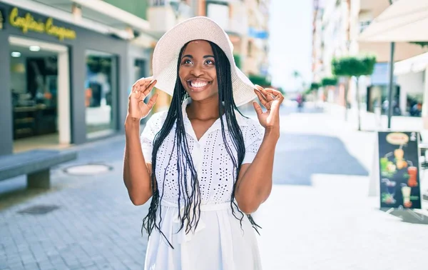 Ung Afrikansk Amerikansk Kvinna Semester Ler Glad Promenader Gatan Staden — Stockfoto