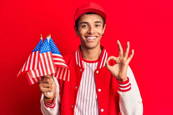 Joven Hombre Amerciano Africano Vistiendo Uniforme Béisbol Sosteniendo Banderas América —  Fotos de Stock