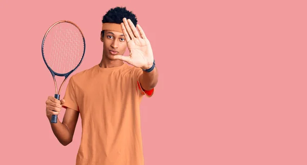 Jovem Afro Americano Jogando Raquete Tênis Com Mão Aberta Fazendo — Fotografia de Stock