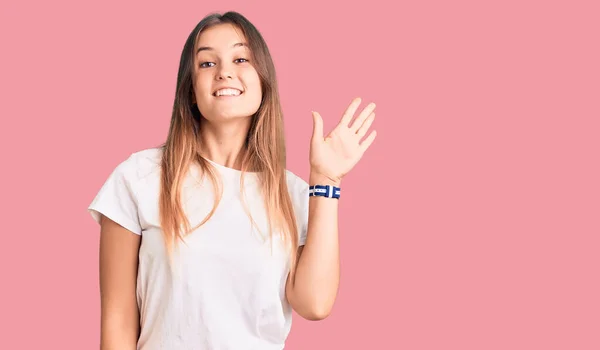 Hermosa Mujer Caucásica Vistiendo Camiseta Blanca Casual Renunciando Decir Hola —  Fotos de Stock