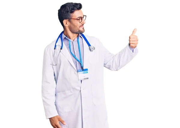 Ung Latinamerikansk Man Klädd Doktor Uniform Och Stetoskop Ser Stolt — Stockfoto