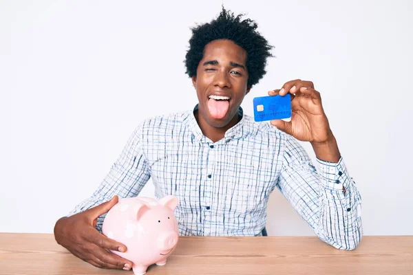 Bonito Homem Americano Africano Com Cabelo Afro Segurando Cartão Crédito — Fotografia de Stock