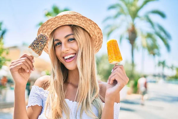 Joven Rubia Turista Sonriendo Feliz Comiendo Helado Ciudad —  Fotos de Stock