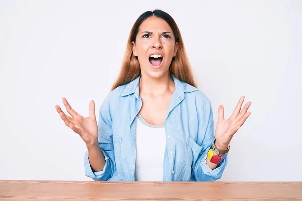 Jonge Brunette Vrouw Zittend Tafel Casual Kleding Gek Gek Schreeuwen — Stockfoto