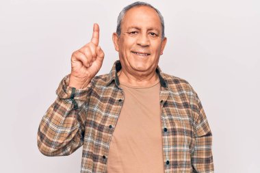 Gri saçlı, rahat gömlekli, bir fikri olan ya da soru soran mutlu bir yüzü olan son sınıf öğrencisi. 