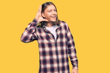 Uzun saçlı, hippi tişörtü giyen, kulağı kulağında gülümseyen, dedikoduları ve dedikoduları dinleyen yakışıklı beyaz bir adam. Sağırlık kavramı. 