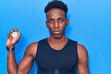 Kronometre tutan Afrikalı genç bir Amerikalı. Düşünen bir adam ve ayık bir yüz ifadesi. Kendine güvenen biri. 