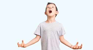 Hoş sarışın çocuk gündelik kıyafetler giyip deli gibi bağırıyor, agresif bir ifadeyle bağırıyor ve kollarını kaldırıyor. hüsran kavramı. 