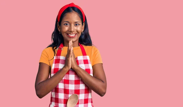 Joven Chica India Usando Delantal Panadero Profesional Rezando Con Las — Foto de Stock