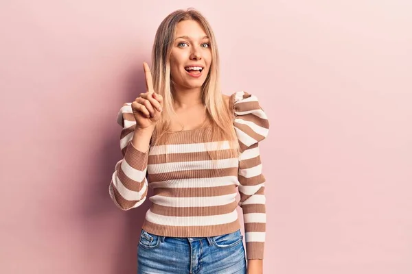 Ung Blondine Kvinde Iført Afslappet Tøj Smilende Med Ide Eller - Stock-foto