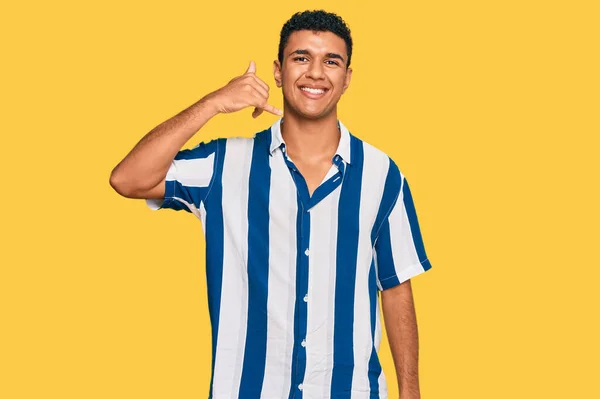 Jovem Árabe Vestindo Roupas Casuais Sorrindo Fazendo Gesto Telefone Com — Fotografia de Stock