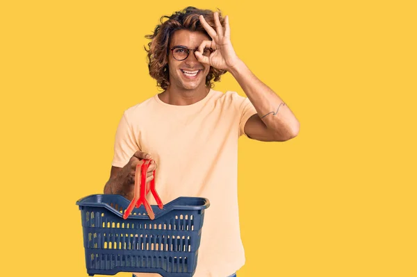 Jonge Spaanse Man Houdt Supermarkt Winkelmand Glimlachend Gelukkig Doen Teken — Stockfoto