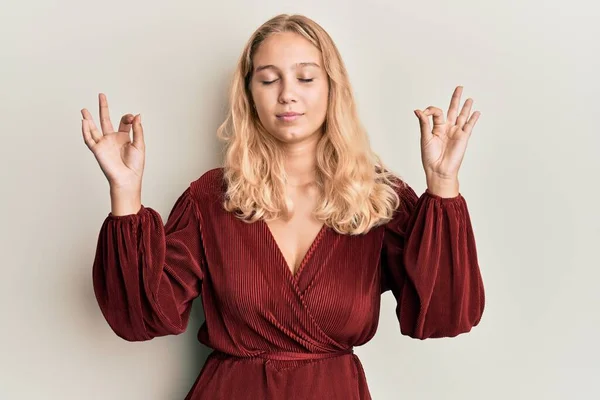 Mladá Blondýnka Neformálním Oblečení Odpočívá Usmívá Zavřenýma Očima Prsty Dělá — Stock fotografie