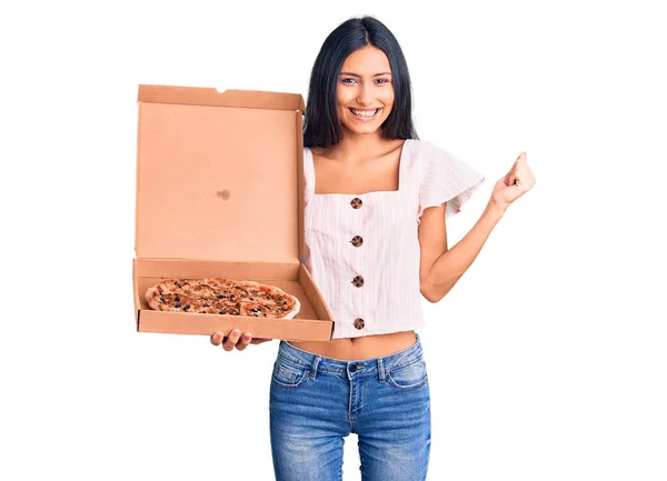 Ung Vacker Latinamerikansk Flicka Håller Leverans Pizza Box Skriker Stolt — Stockfoto