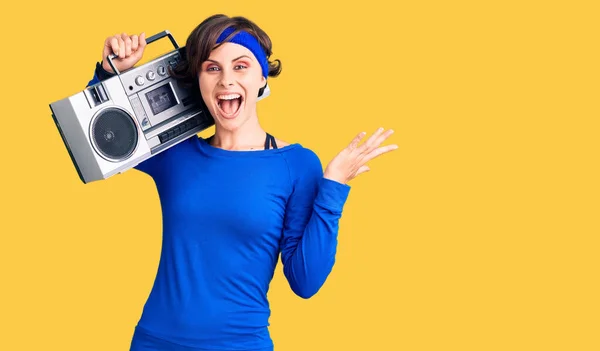 Mulher Bonita Com Cabelo Curto Vestindo Roupas Treino Segurando Boombox — Fotografia de Stock