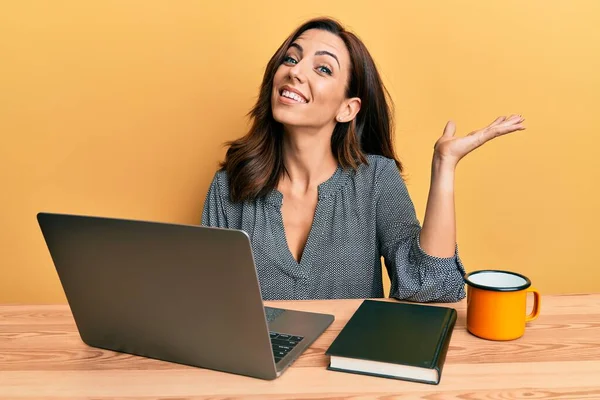 Giovane Donna Bruna Che Lavora Con Computer Portatile Celebrando Raggiungimento — Foto Stock