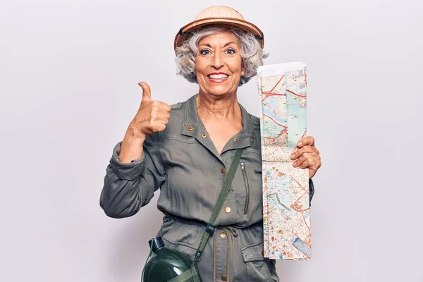 Ältere Grauhaarige Frau Mit Forscherhut Die Karte Lächelnd Glücklich Und — Stockfoto