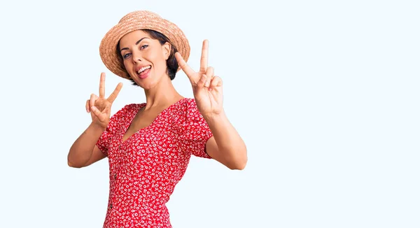 Joven Hermosa Mujer Con Sombrero Verano Sonriendo Mirando Cámara Mostrando — Foto de Stock