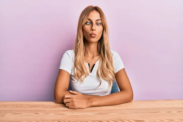 Vacker Blond Ung Kvinna Bär Casual Kläder Sitter Bordet Gör — Stockfoto