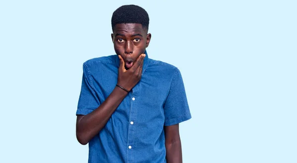Jonge Afrikaans Amerikaanse Man Draagt Casual Kleding Zoek Gefascineerd Door — Stockfoto
