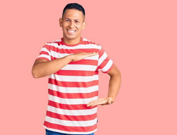 Young Handsome Latin Man Wearing Casual Clothes Gesturing Hands Showing — Stock Photo, Image