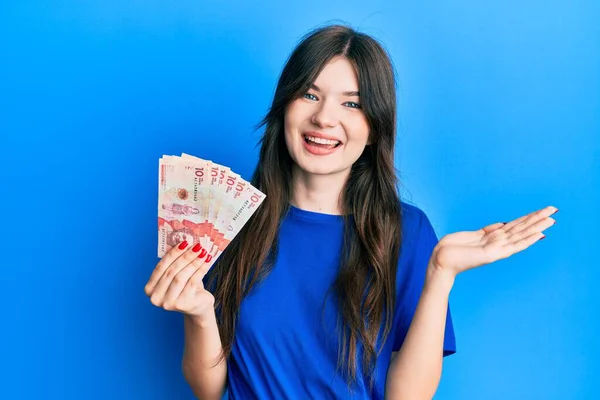 Młoda Piękna Biała Dziewczyna Trzyma Kolumbijskich Pesos Banknotów Świętujących Osiągnięcie — Zdjęcie stockowe