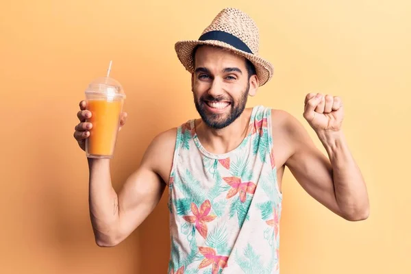 Young Handsome Man Beard Wearing Summer Hat Shirt Drinking Orange — Stock Photo, Image