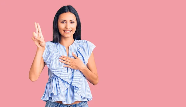 Menina Latina Bonita Nova Vestindo Roupas Casuais Sorrindo Jurando Com — Fotografia de Stock