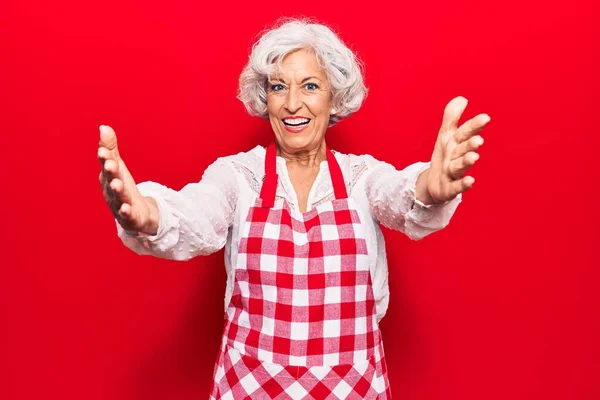 Senior Grey Haired Woman Wearing Apron Looking Camera Smiling Open — Stock Photo, Image