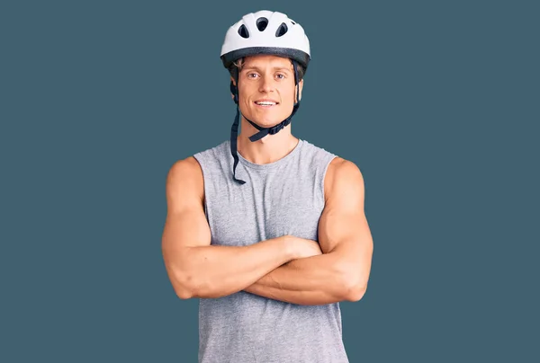 Joven Hombre Guapo Con Casco Bicicleta Cara Feliz Sonriendo Con — Foto de Stock