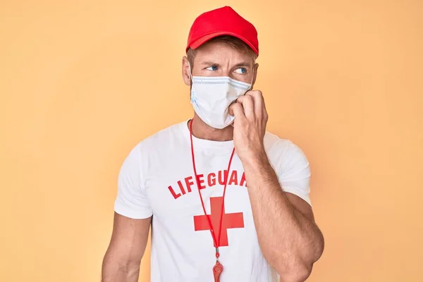 Jonge Blanke Man Draagt Badmeester Shirt Met Medisch Masker Ziet — Stockfoto