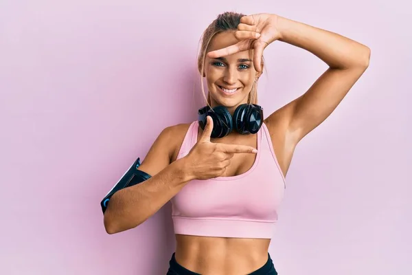 Ung Blond Kvinna Gympakläder Och Med Hörlurar Leende Gör Ram — Stockfoto