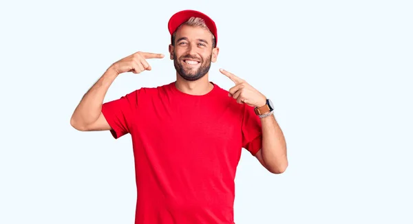 Homem Loiro Bonito Jovem Vestindo Shirt Boné Sorrindo Alegre Mostrando — Fotografia de Stock