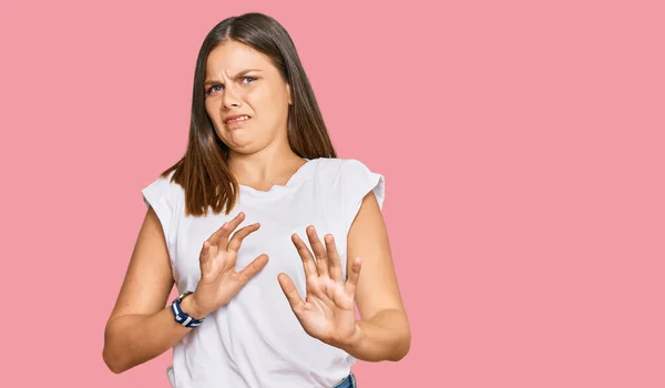 Junge Kaukasische Frau Trägt Legeres Weißes Shirt Angewiderten Ausdruck Unzufrieden — Stockfoto