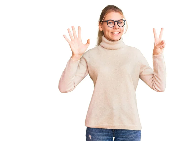 Młoda Piękna Blondynka Ubrana Sweter Golfem Okulary Pokazująca Wskazująca Palcami — Zdjęcie stockowe