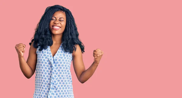 Mooie Afro Amerikaanse Vrouw Draagt Casual Zomer Shirt Opgewonden Voor — Stockfoto