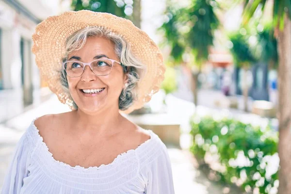 Mujer Mediana Edad Con Pelo Gris Sonriendo Feliz Usando Sombrero —  Fotos de Stock