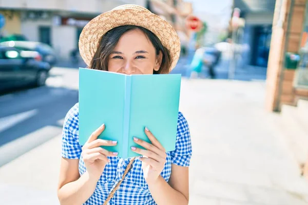 Joven Hermosa Chica Sonriendo Libro Lectura Feliz Calle Ciudad — Foto de Stock