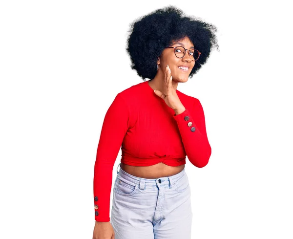 Молодая Африканская Американка Повседневной Одежде Очках Рука Руку Рассказывающая Тайные — стоковое фото