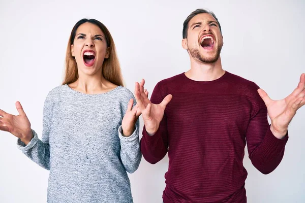 Beau Couple Portant Des Vêtements Décontractés Fou Fou Crier Crier — Photo